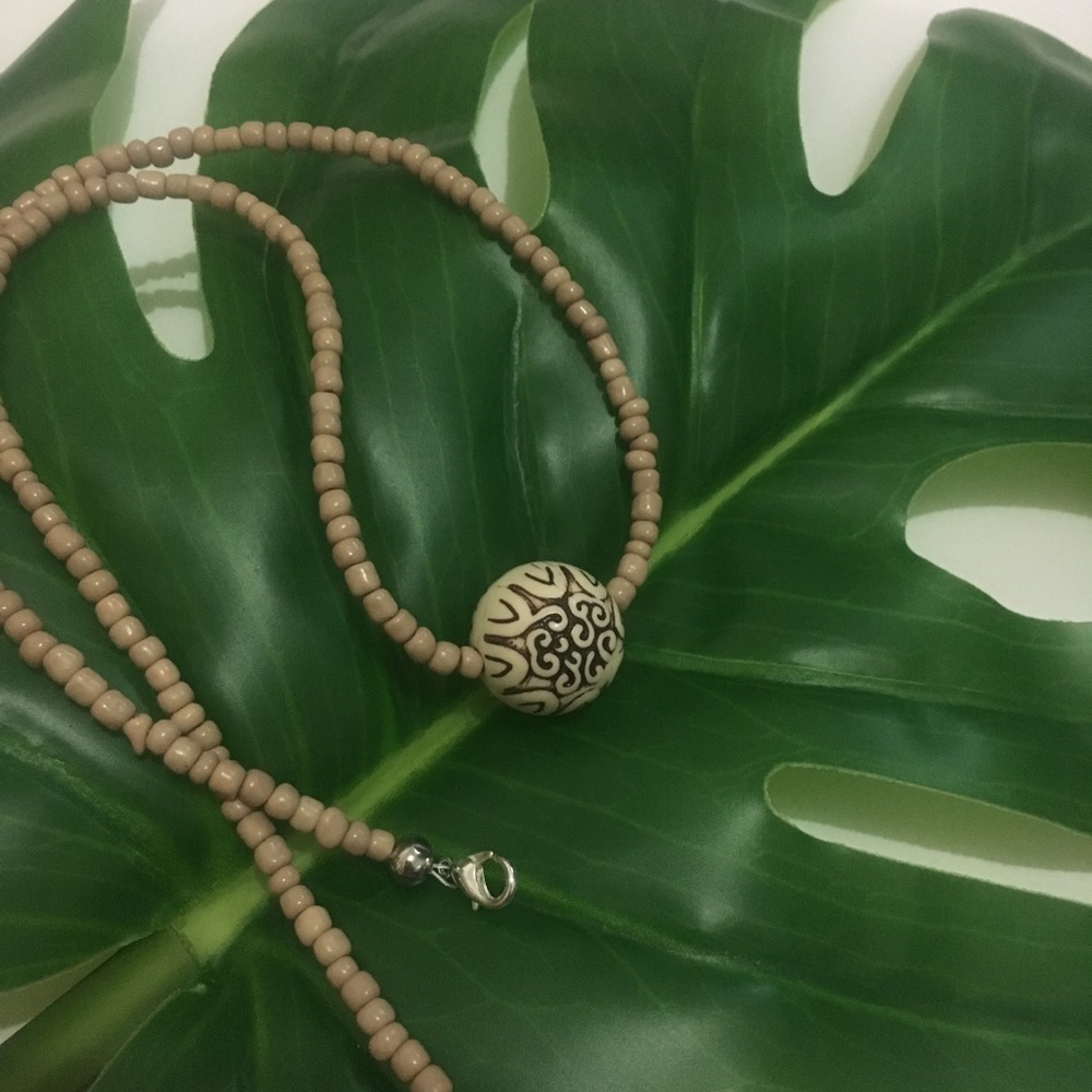 Stone carved pendant on glass beads - Picture 8 of 8